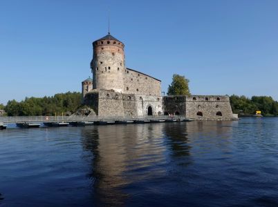 Hrad Olavinlinna se zrcadlí v jezeře Saimaa